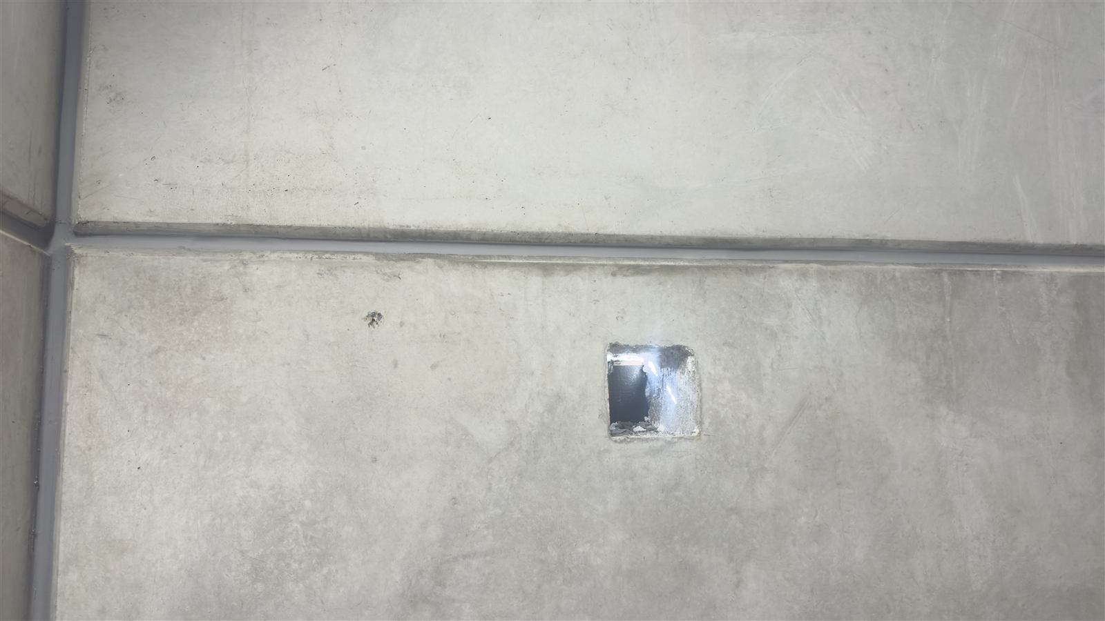 Caulked horizontal joints between precast concrete panels