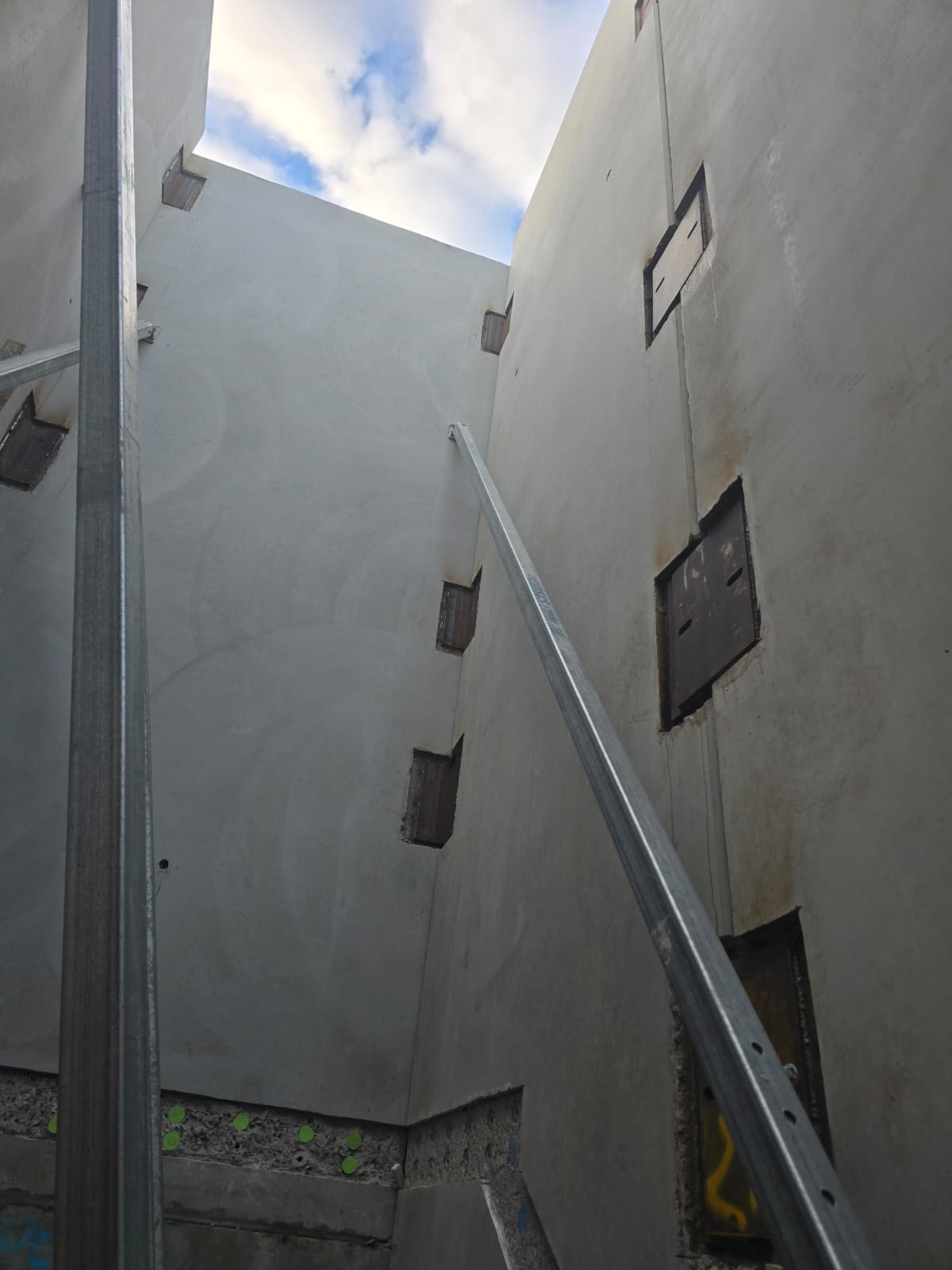 Sealed vertical joints between precast walls